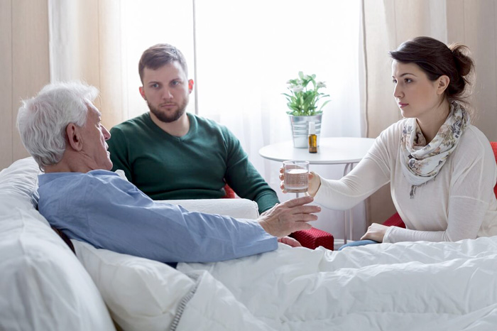 Cách hỏi thăm người bệnh như thế nào cho đúng và tinh tế?