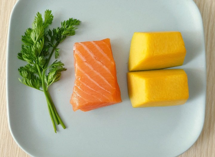Công thức cháo cá hồi bí đỏ thơm ngon cho bé từ 7 tháng trở lên