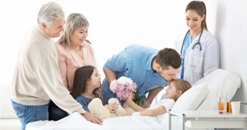 Đi thăm bệnh mặc quần ngắn được không theo chuẩn mực văn hóa ứng xử? - Sức khỏe và Gia đình