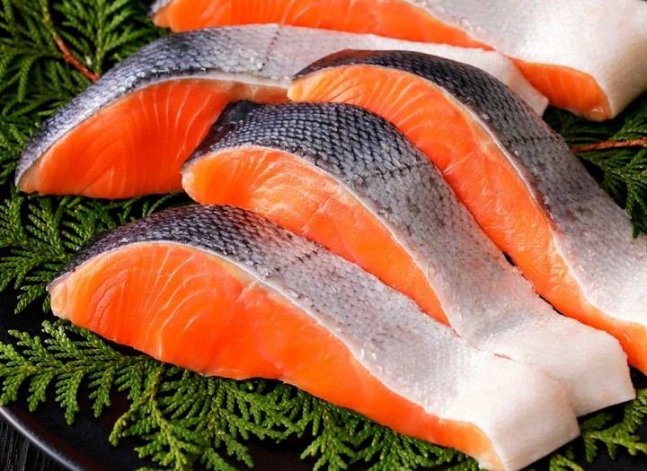 bé mấy tháng được ăn cá hồi